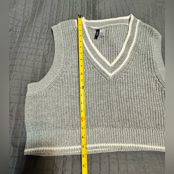H&M Cropped Sweater Vest - Picture 1 of 5